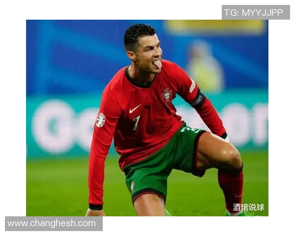 球迷疯狂冲入赛场竟然抢走C罗球衣引发热议